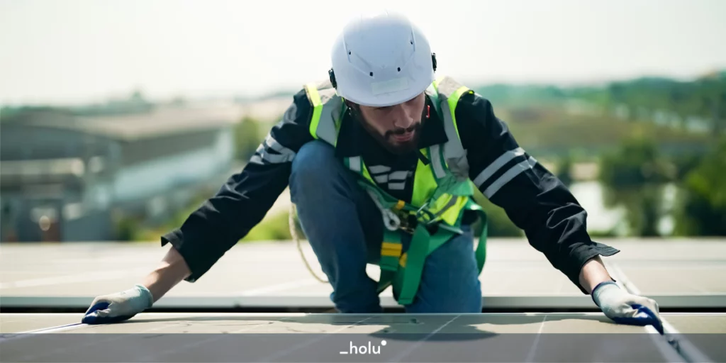 Instalador avaliando as placas solares instaladas