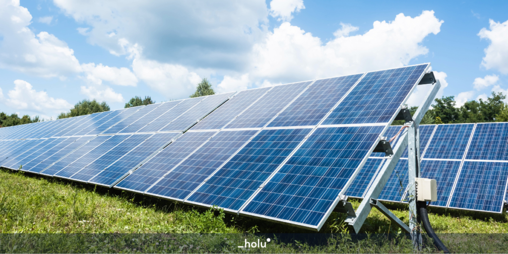 Painéis solares expostos ao céu nublado