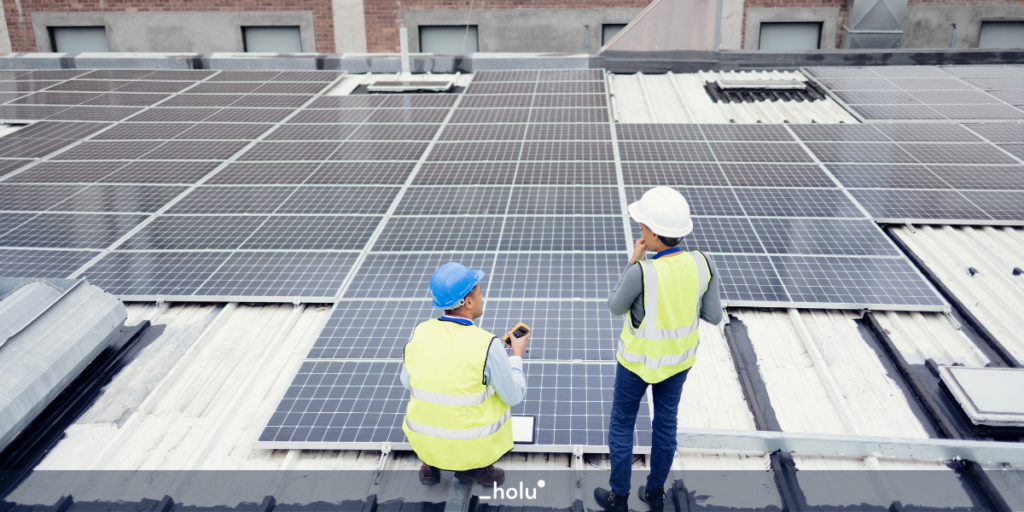 Dois instaladores analisando as placas solares instaladas